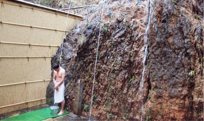 湯の山温泉館